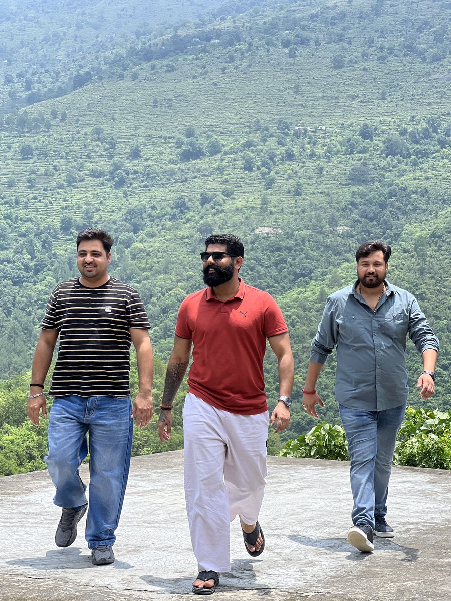 जरा संभलकर रहो ये इम्तहानों का दौर है, 
लौट आयेगी खुशियाँ अभी गमों का शोर है।