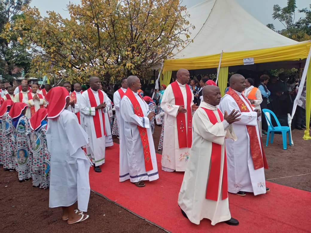 Joseph Katusele (@katuselejoseph) on Twitter photo 10h à #Goma: Début,au sanctuaire d'adoration,de la messe d'action de grâce en mémoire du bienheureux #Floribert_Bwanachui
10 évêques prennent part à cette mess,présidée par #Mgr_Fulgence_Muteba,archevêque métropolitain de Lubumbashi et président de la <a href="/Cenco_officiel/">CENCO RDC officiel</a>
<a href="/KivuNyota/">Kivu Nyota</a> 10h à #Goma: Début,au sanctuaire d'adoration,de la messe d'action de grâce en mémoire du bienheureux #Floribert_Bwanachui
10 évêques prennent part à cette mess,présidée par #Mgr_Fulgence_Muteba,archevêque métropolitain de Lubumbashi et président de la <a href="/Cenco_officiel/">CENCO RDC officiel</a>
<a href="/KivuNyota/">Kivu Nyota</a>