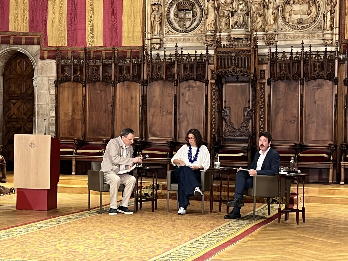 vicenteguallart's tweet image. Avui estic al Saló de Cent a la presentació de l’ordenança dels espais d’experimentació de la ciutat de Barcelona. Enhorabona a @mickdonaldson , a tot l’equip del BIT Habitat i als serveis jurídics de l’Ajuntament. Amb una normativa es poden canviar moltes coses a una ciutat!!