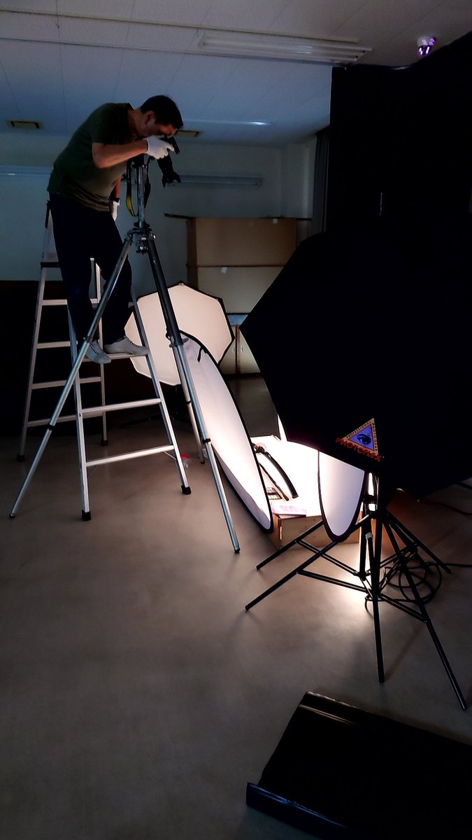 『今日の仕事』

作品の下準備を(っ ॑꒳ ॑c)
日刀保たたら玉鋼1級品と2級品を打つ( ◎ω◎ )
暑くて大変だけどね、暑い時の仕事が好きなんだよなー( //¯ ³¯///)♡♡
午後からは作品の撮影を(。・_・。)ノ
暑いとこからキンキンに冷えた場所に仕事が変わる方が身体にこたえる🥹