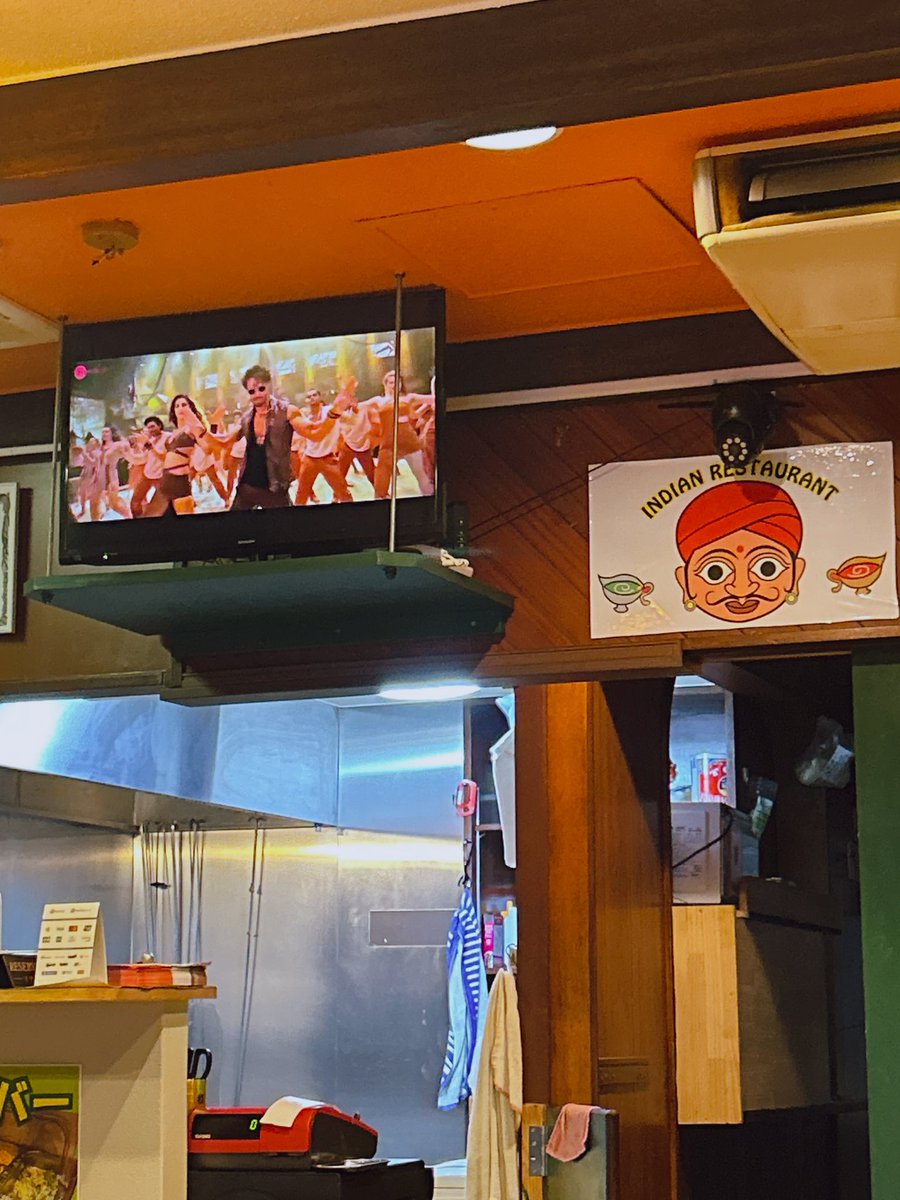 squr11608's tweet photo. この時間にインドカレー屋に入ったら客いなくて電気付いてなかったし、テレビ付けてくれたけど流れるのはインドのダンスMVだけだし、半分でって言ったのにバカでかナン出てくるし、4口目でおかわりすすめてくれるし、
最高
疲れた脳に染み渡る https://t.co/MehiQKTesZ