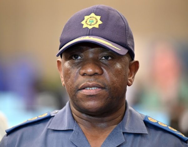 Thuso1Africa's tweet image. This is Paul O’Sullivan, convicted women abuser, used to beat up his wife. A protector of drug dealers, criminals, corrupt politicians and cops. He wants to convince South Africa that General Mkhwanazi is the bad guy. South Africa must protect General Mkhwanazi at all costs.