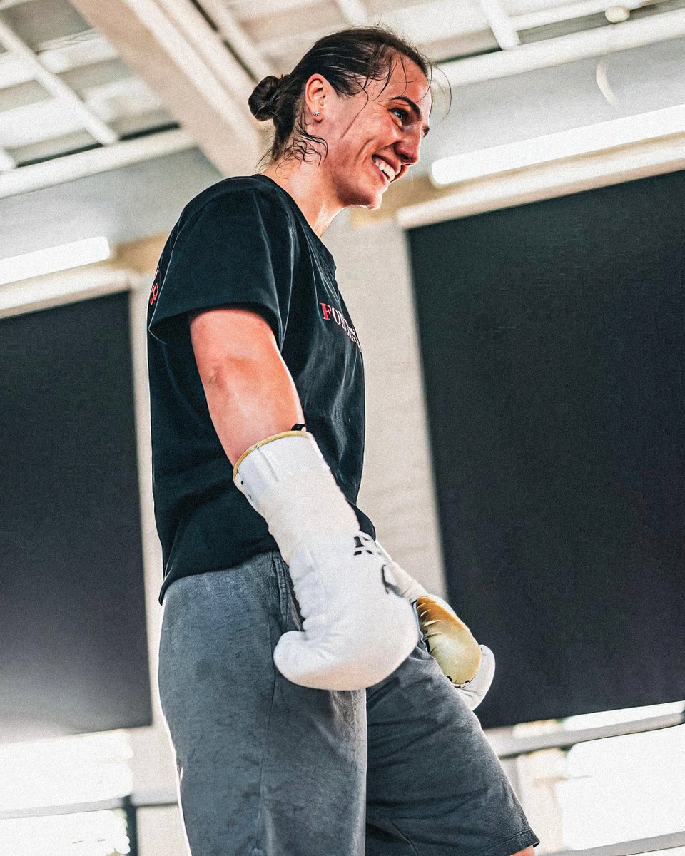 openingbellpod's tweet image. 🎙️ In a very special episode of The Opening Bell’s #ILoveBoxing, we talk to @elliescotney_ about her journey into the sport, the struggles she’s faced throughout her career, and the game-changing promotional deal with Jake Paul.
🎧 Listen: buff.ly/pjDLQaP…