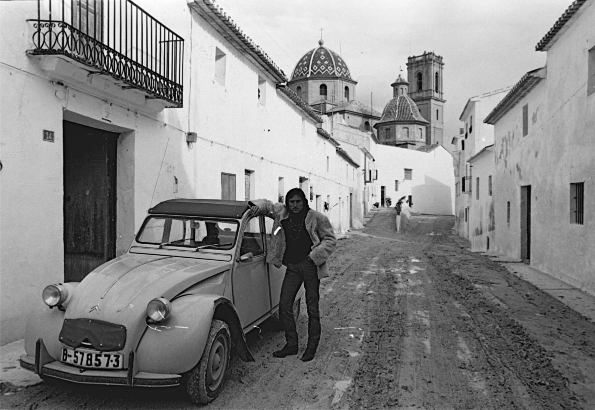 Sanguango1977's tweet photo. El "flow" d'Antonio Gades posant juntament al Dos Cavalls a un carrer d'Altea, pocs...
#Altea
#laMarinaBaixa https://t.co/uHLyQByBnY