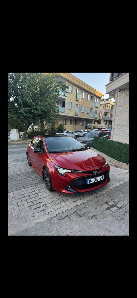 elGrandeKimi's tweet photo. Dostlar selamlar, yeni evlendik 1.2m bütçe ile C Hatchback arıyoruz. Corolla 1.2T, Ceed 1.5 160PS, Focus 1.0 GTDi gibi araçları düşünüyorum. 2020 ve sonrası olmasını ve mümkünse sanayiden uzak kalmak istiyorum. Otomatik tercihimiz ama manuel de olabilir. Önerileriniz nedir? https://t.co/CUk76kgBH4