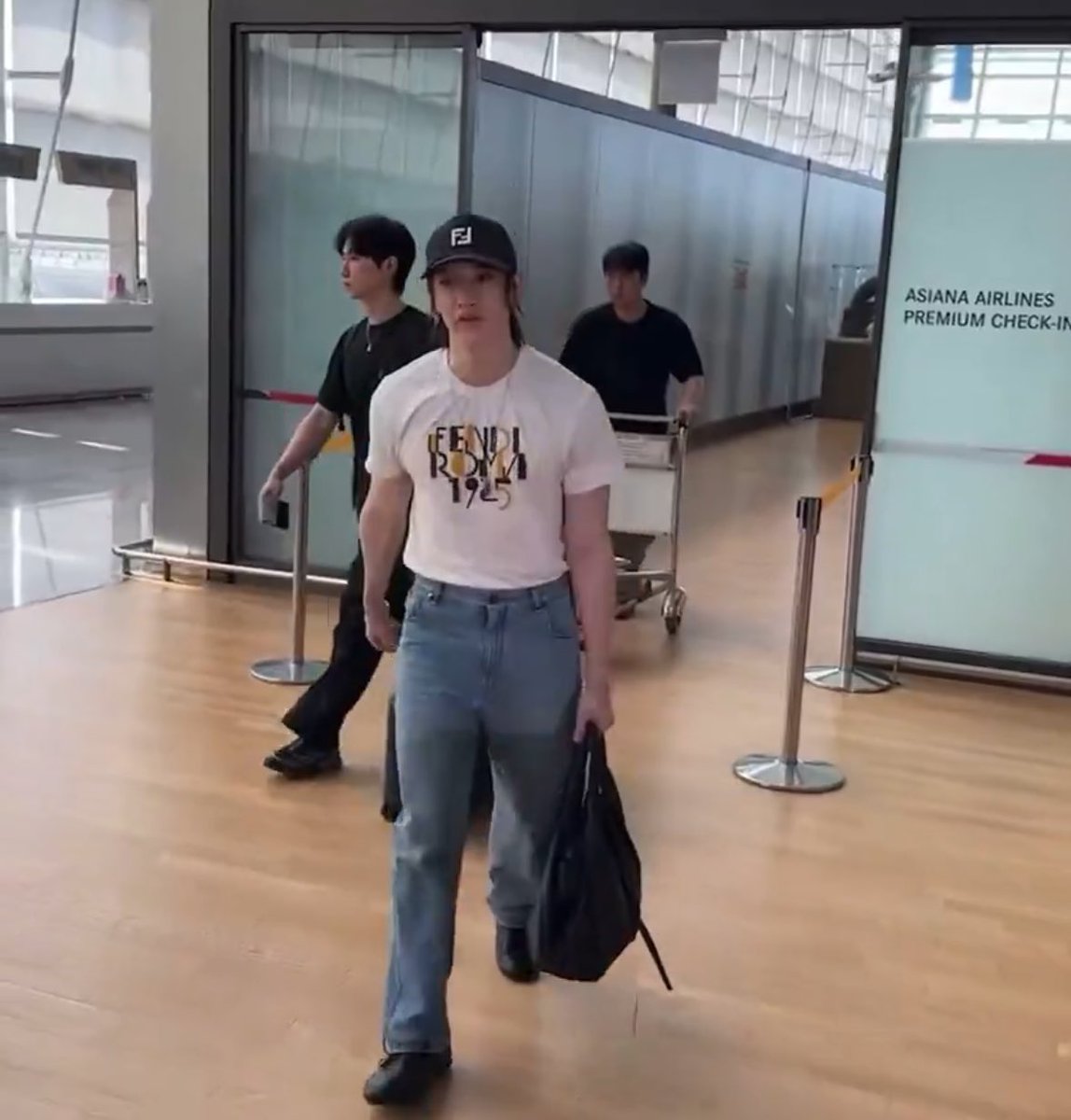 ndtvgoodtimes's tweet photo. BANG CHAN SNAPPED AT THE AIRPORT HEADING TO ROME FOR THE FENDI SHOW
#BangChanxFENDI
#BangChan #BangChan #fendisummer #FENDI https://t.co/qQWvmMIpMO