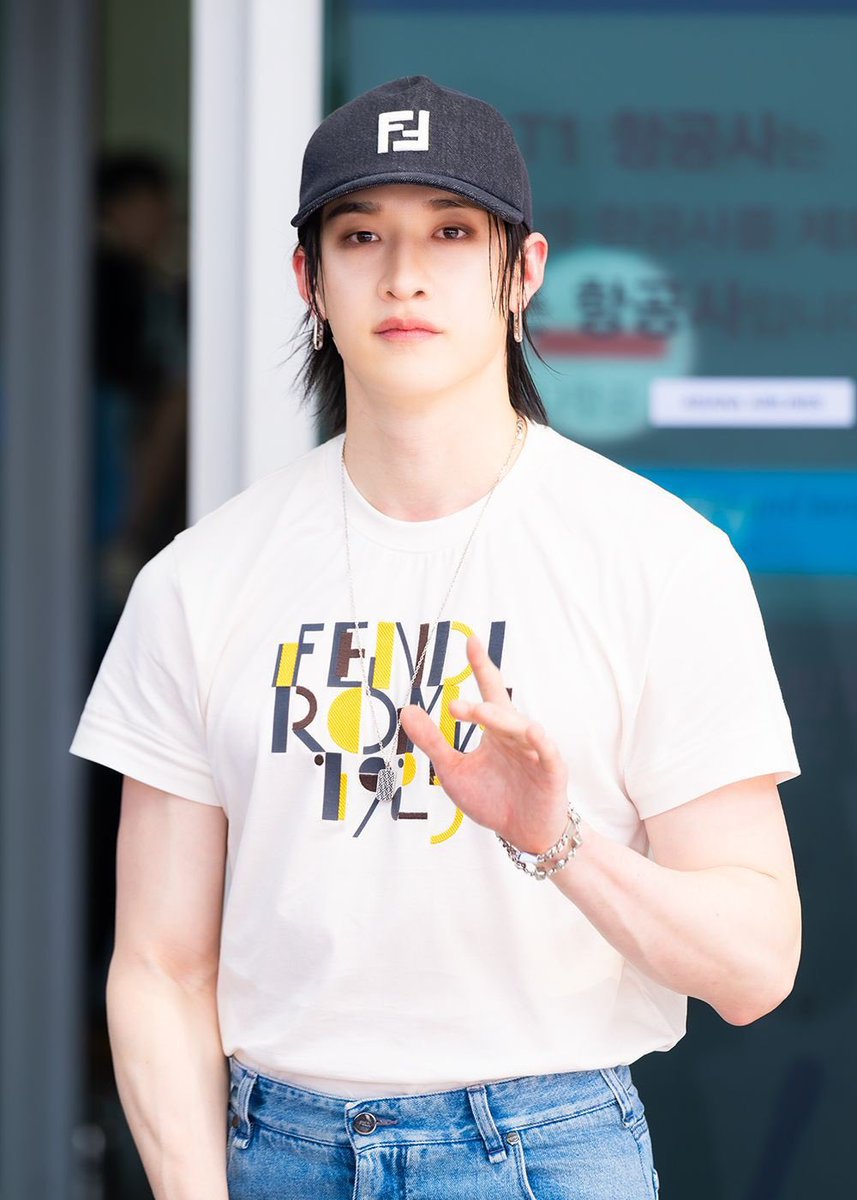 ndtvgoodtimes's tweet photo. BANG CHAN SNAPPED AT THE AIRPORT HEADING TO ROME FOR THE FENDI SHOW
#BangChanxFENDI
#BangChan #BangChan #fendisummer #FENDI https://t.co/qQWvmMIpMO