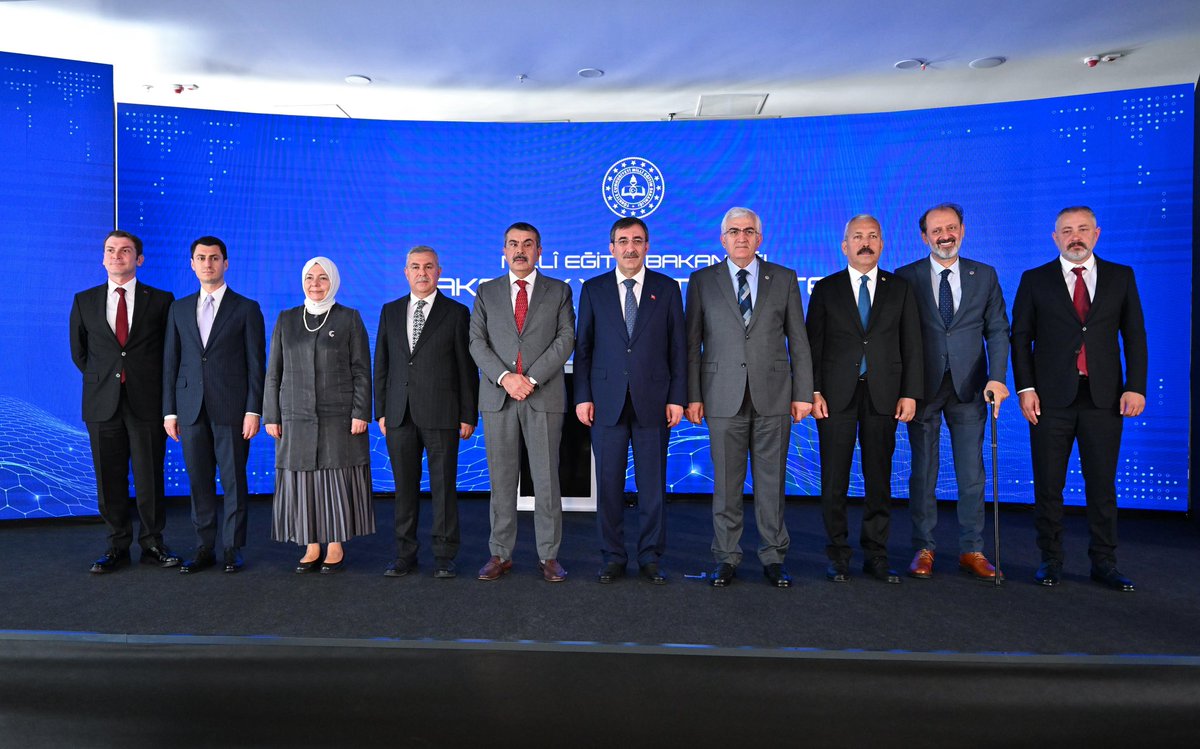 Yapay zekâdan büyük veriye, eğitimde dijital dönüşüm artık bir tercih değil, zorunluluk.

Milli Eğitim Bakanlığımızın hayata geçirdiği, bugün tanıtımını gerçekleştirdiğimiz “Bakanlık Yönetim Sistemi”; eğitimde şeffaflık, verimlilik ve sosyal adaleti güçlendiren yerli ve millî bir