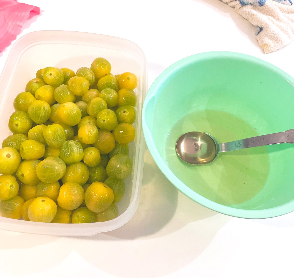 施設でプランター菜園している黄色ミニトマト！いっぱい採れたから明日のおやつ用に甘酢漬けにしてやった！！！チマチマ湯むき地味に大変だった……多分100個くらいはやったかも？

(湯むきしたらトマトに見えない)