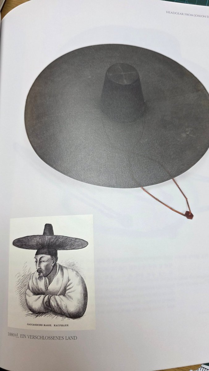 조선시대 남정네의 호사~ 후기 유물인데 양태는 어깨를 덮을정도로 넓고 대우는 좁고 높았다고 합니다
 출처:이화여대 담인복식미술관도록
#갓
#조선시대쓰개
#남성용