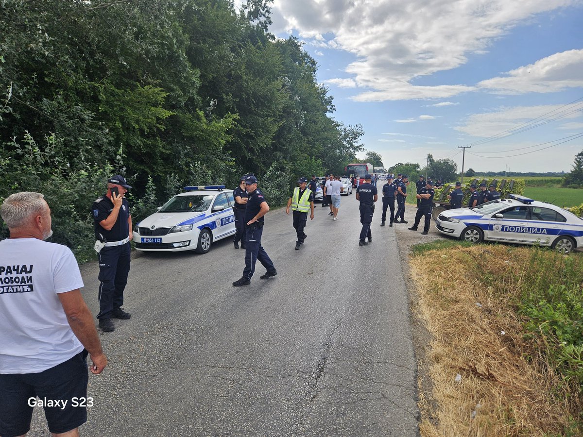 Filip48366393's tweet image. Policija u Beloticu zaustavila posten narod koji je krenuo na miran protest. Neka skinu grb Srbije sa uniforme i zalepe grb sns-a.