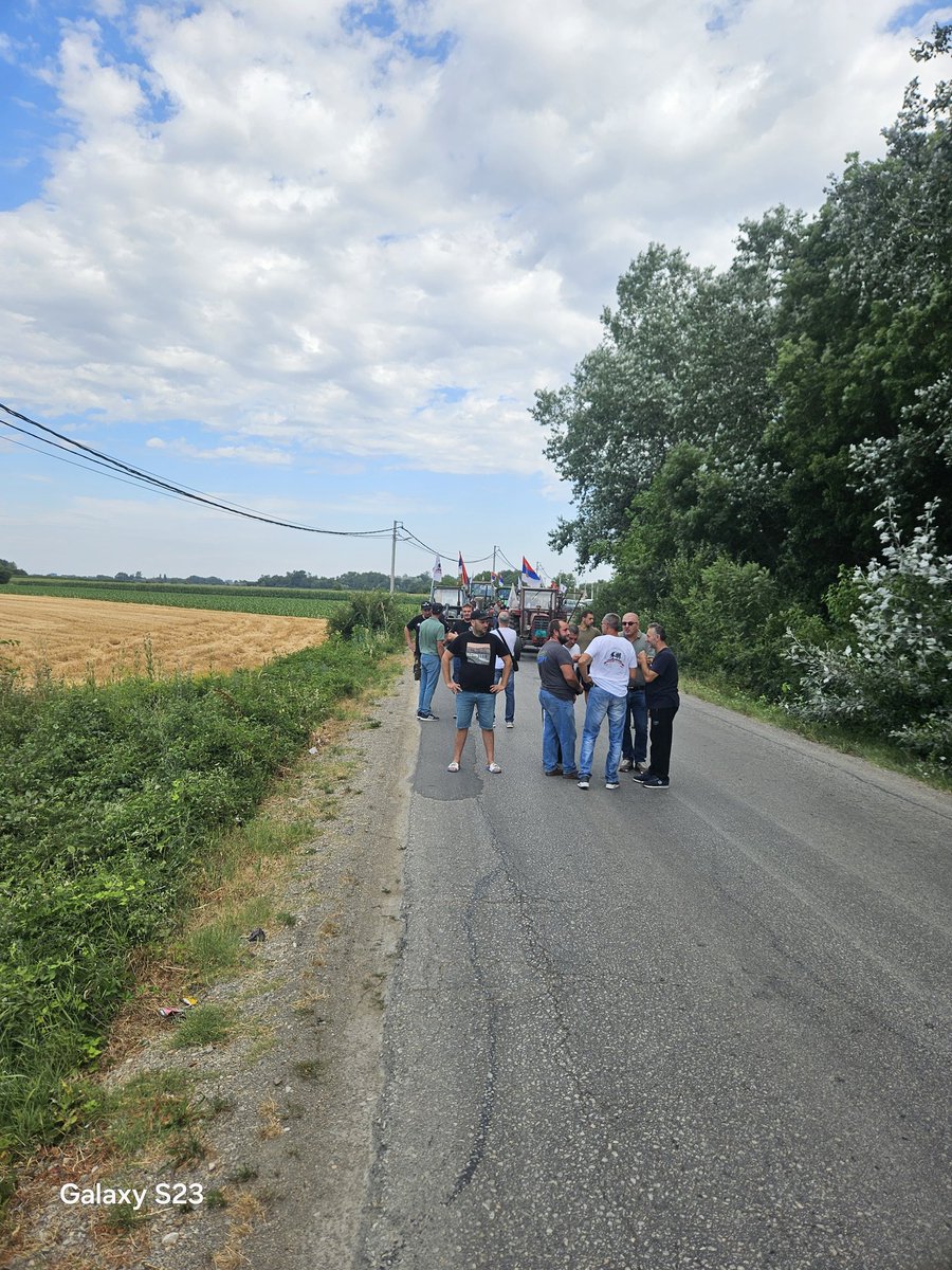 Filip48366393's tweet image. Policija u Beloticu zaustavila posten narod koji je krenuo na miran protest. Neka skinu grb Srbije sa uniforme i zalepe grb sns-a.