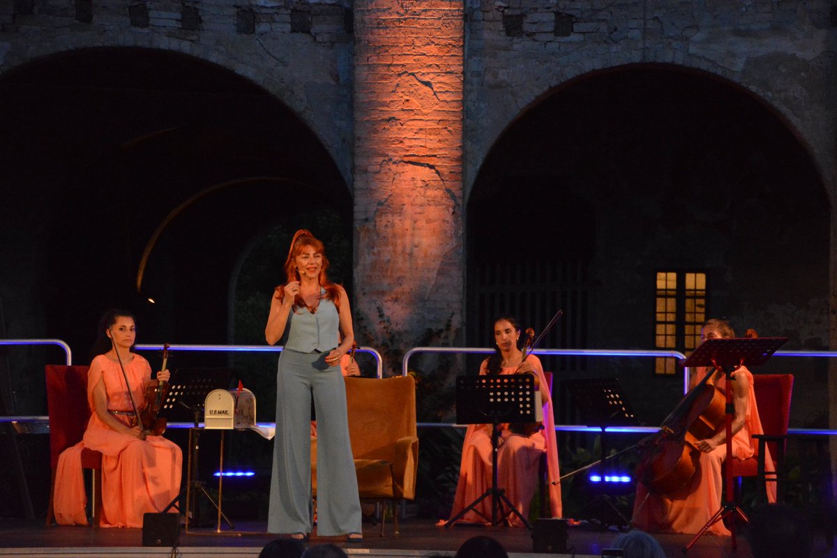 🎻🌩️ Ieri sera al Castello di Cadeo in scena EINSTEIN FOREVER, il mio racconto dedicato ad Albert, al suo pacifismo, al suo dio personale, alle sue formule che volevano spiegare il mondo… e al suo violino. Sul palco con me, quattro meravigliose musiciste linkedin.com/posts/gabriell…