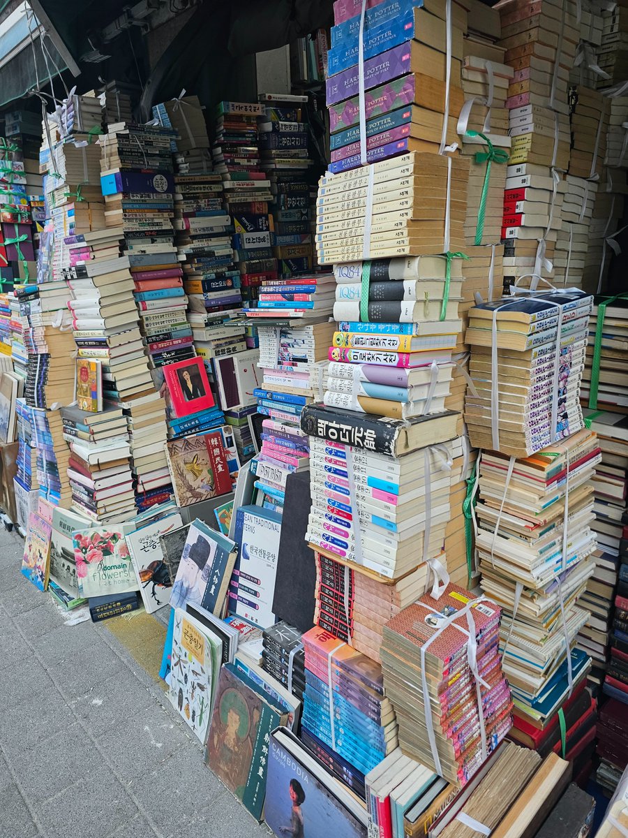 흑흑 천관사복 1권 구하려고 이틀 동안 일반서점 / 헌책방 돌아다니는데 못찾음ㅜㅠ 품절되기전에 살말했었는데 살걸ㅜㅠ