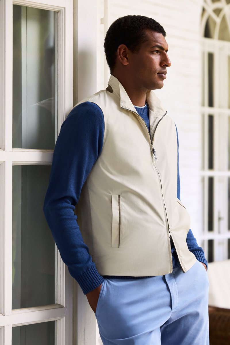 The hybrid knit gilet is lightweight and great for layering. With a tonal knit back and woven front body, it also features a two-way zip, and suede trimming.

Discover more: bit.ly/46BIECm

#HackettLondon #HowToHackett