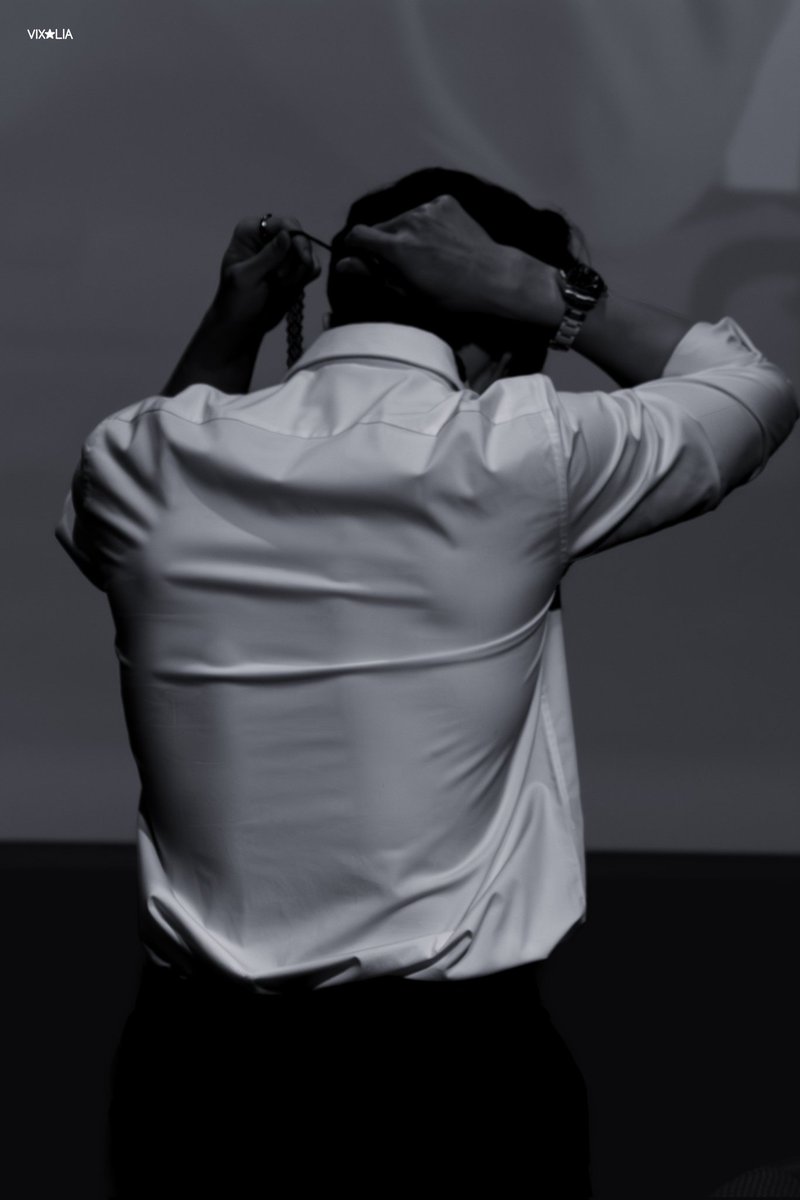 kimjyans's tweet photo. "they’re talking 
behind your back"              how's the view? https://t.co/nIfPIyZVhv