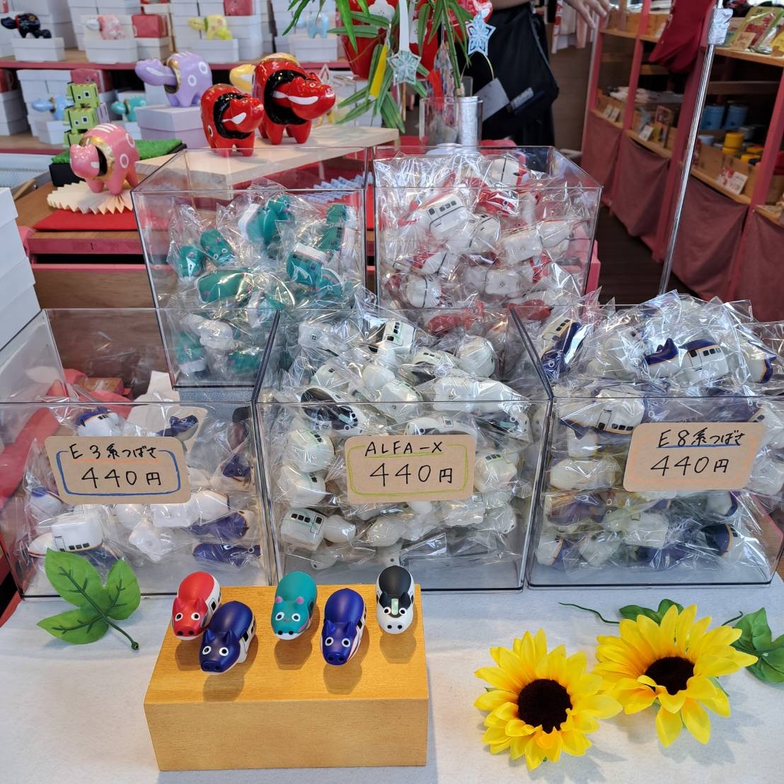 magonotetravel's tweet image. 小さくて可愛らしい
「新幹線まめべこ」もありました♫

#赤べこ #あかべこ #アカベコランド