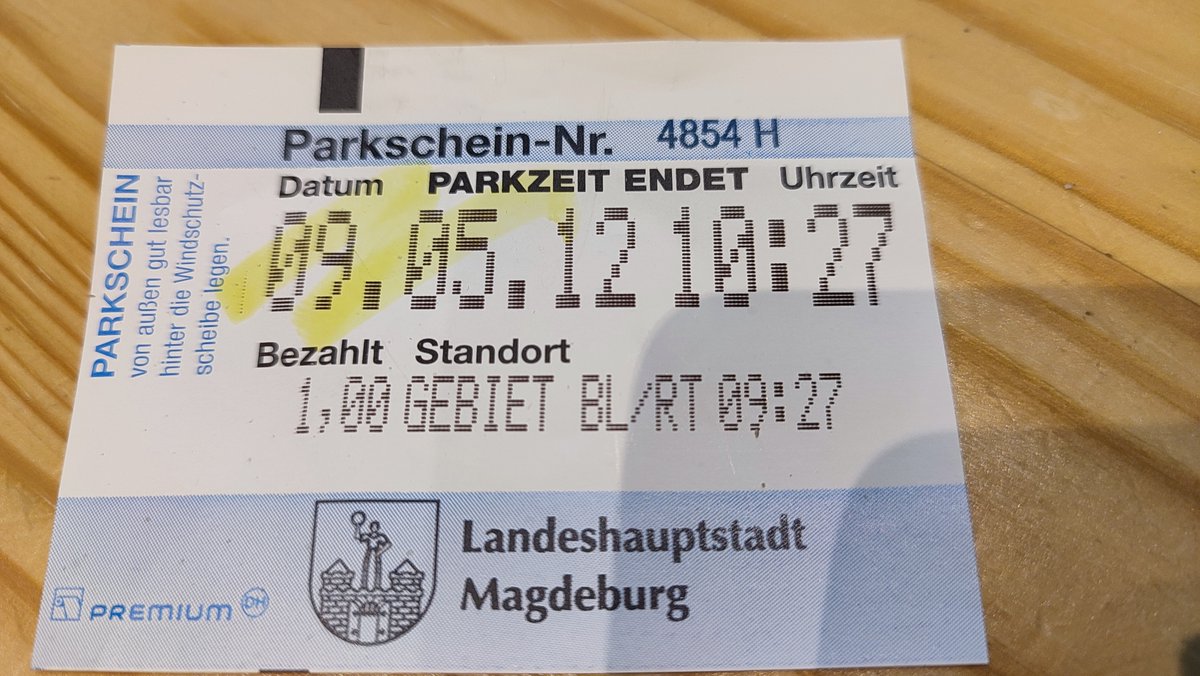 thorstix's tweet photo. Der Vollständigkeit halber: Parkgebühren wurden zwar jüngst erhöht, aber seit mindestens 2012 nicht angefasst. Wenn ich richtig sehe, aktuell 1 Stunde für 1,50 Euro zu haben #schnapper (Steigerung um 50%) https://t.co/y54795NaXv