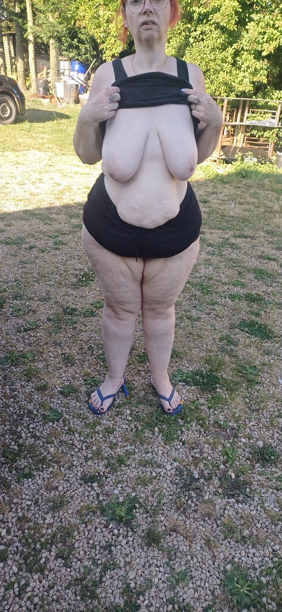 milfbbw79's tweet photo. Il fait #chaud donc je montre mes #gros #seins en extérieur,  sa vous plait? #retweet #like https://t.co/t8bITOQfjV