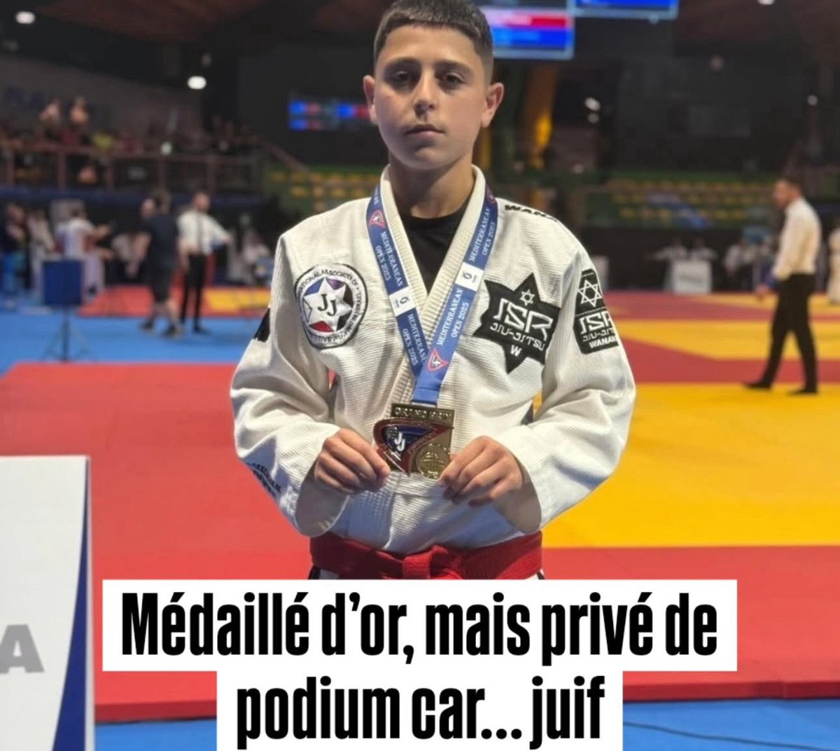 🥇 Daniel Boaron, 16 ans, a remporté le Grand Prix de Jiu-Jitsu en Italie.
Mais pas de podium, pas de photo officielle : les organisateurs lui ont remis sa médaille en douce, en coulisses.
Motif ? Sa présence aurait pu “provoquer” les autres.

Apparemment, en 2025, un adolescent