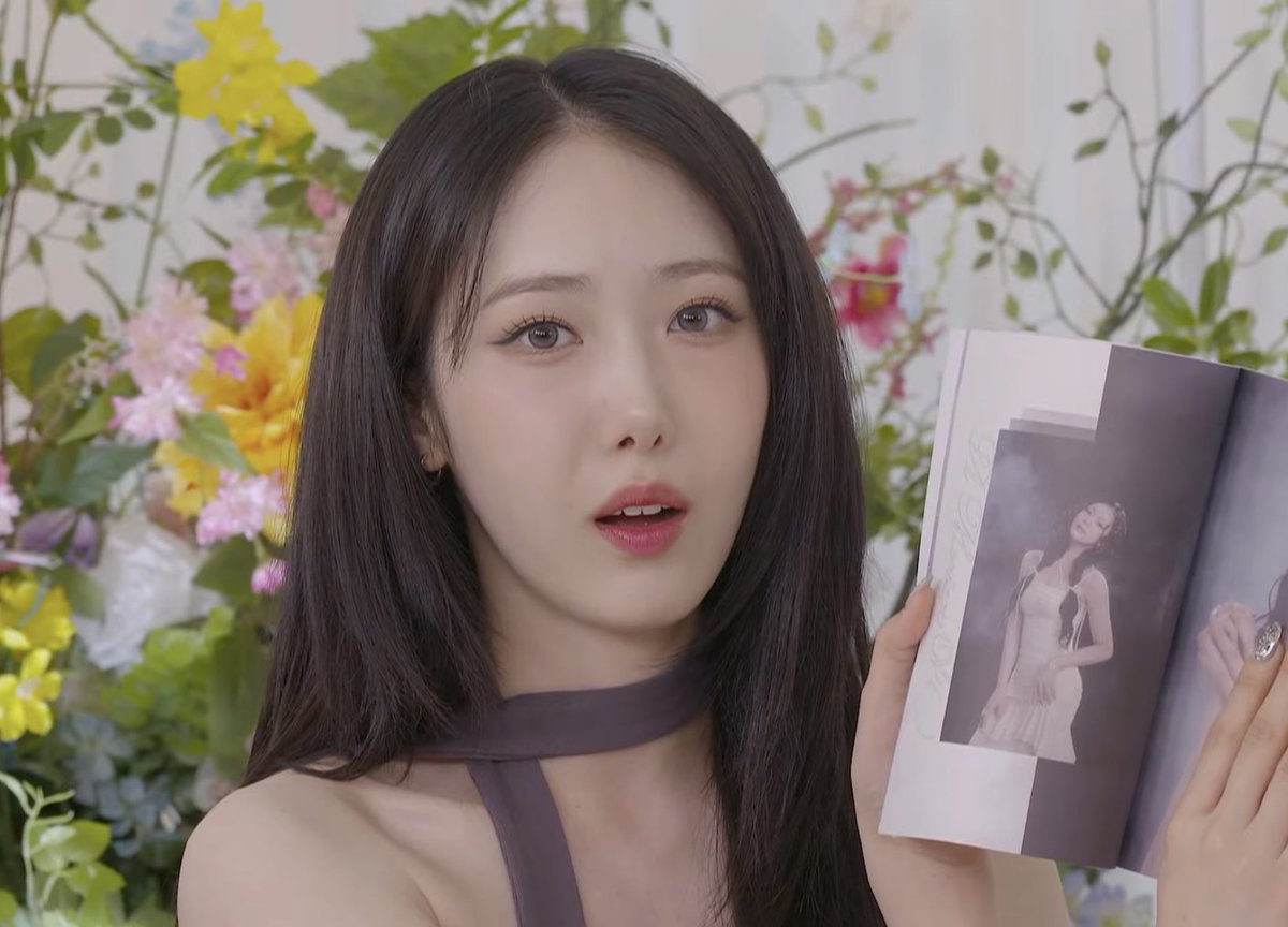 나비들이 좋아할만한 엄지 사진 보여주겠다고 입꼬리 씰룩하더니 여자오브여자사진 보여주는거 참 ㅜ