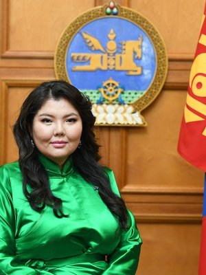 Дуучин,жүжигчин,бүжигчин энэ хүнд Монгол Улсын Гавьяат Жүжигчин цол тэмдэгээр шагнахыг ард иргэд идэвхийлэн шаардаж байгаа шүү.Нэг ч лайв хийж ганц ч зөгий үржүүлж үзээгүй муусайн юмнууд зүгээр л чимээгүй байгаарай блоклоно шүү.