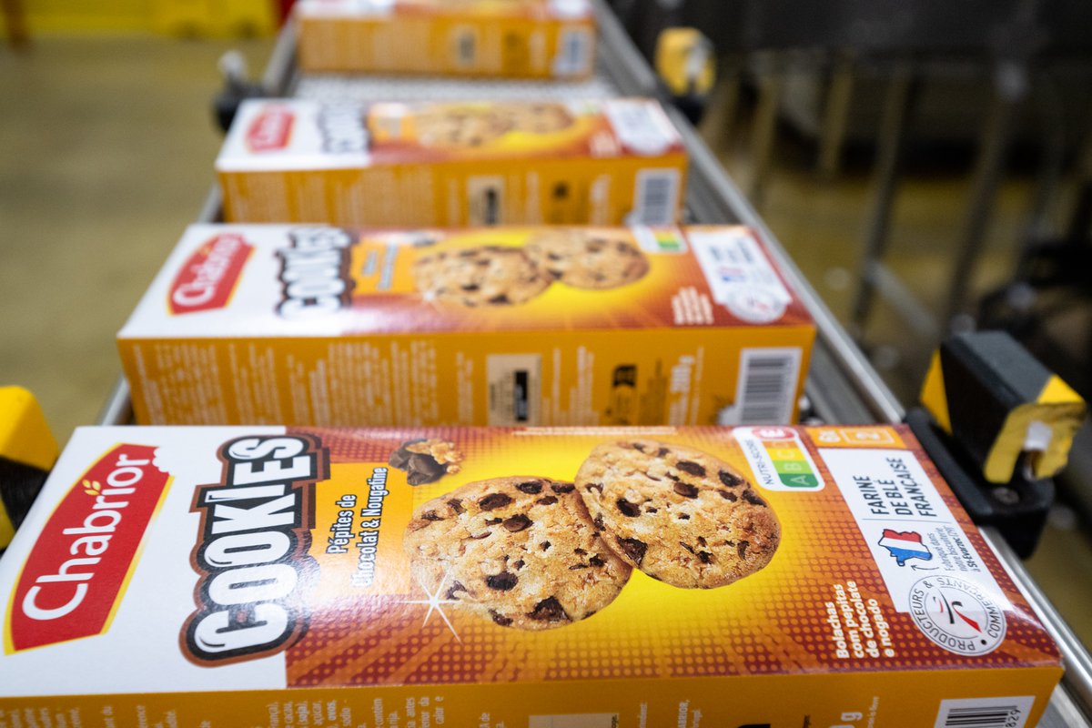 ☀️ L’été, c’est pique-niques, goûters nomades… et un cookie qui fond juste ce qu’il faut.  

Les cookies Chabrior c'est 🍪 
👉 ...du bon chocolat
👉 ...une recette simple
👉 ...un produit français 🇫🇷, confectionné dans notre biscuiterie