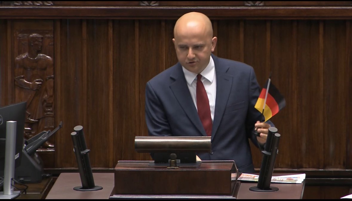 Poseł Matecki wymachuje z sejmowej mównicy flagą Niemiec. Faktycznie, to co wyprawia z całą pewnością nie służy Polsce.