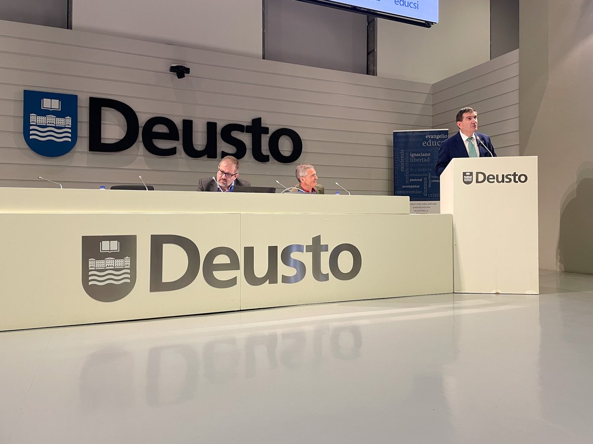🗣️ "El verbo acompañar tan central en nuestra espiritualidad no es una técnica, es una actitud vital. Quien acompaña se sitúa. Es escuchar antes de hablar, proponer sin imponer". 

#JornadasEducsi | #EducaciónJesuitas