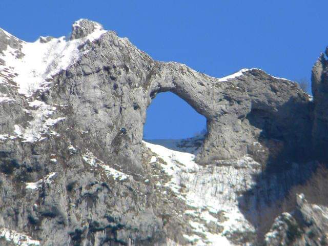 Come Principe del Foro sto allestendo un set cinematografico a casa mia. Per farmi tanti serfi. Così tutti penseranno ch'io sia in ferie. Rimarrò invece tra le mura domestiche. Farò un buco in una parete del tinello, per il Monte Forato. A me il foro m'è sempre garbato parecchio.