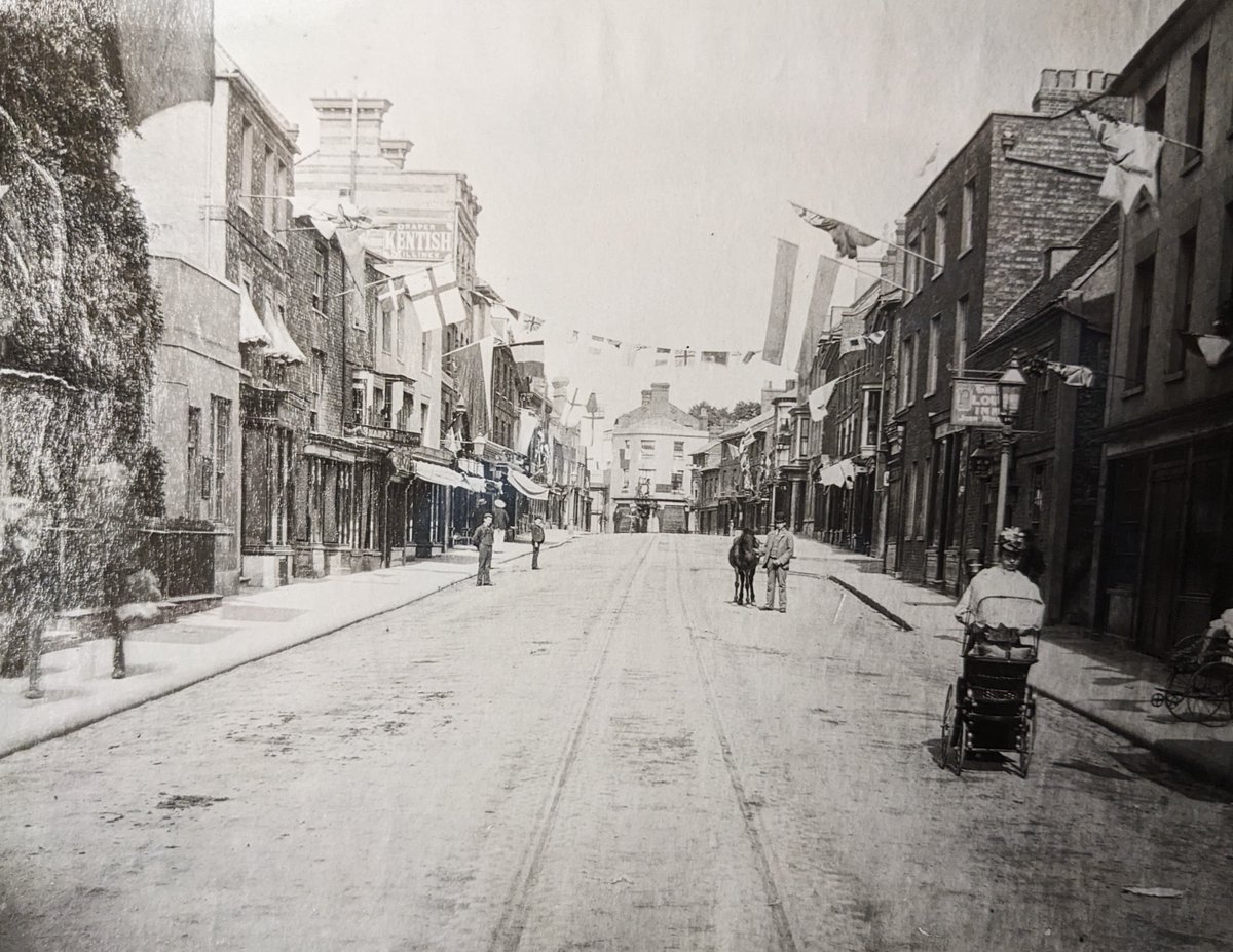 BucksArchives's tweet image. Here's the High Street in Newport Pagnell, 1897, for #MKMonday! In the middle of the image you can see some tram tracks. These were for the Newport Pagnell to Olney route that never ended up being completed.