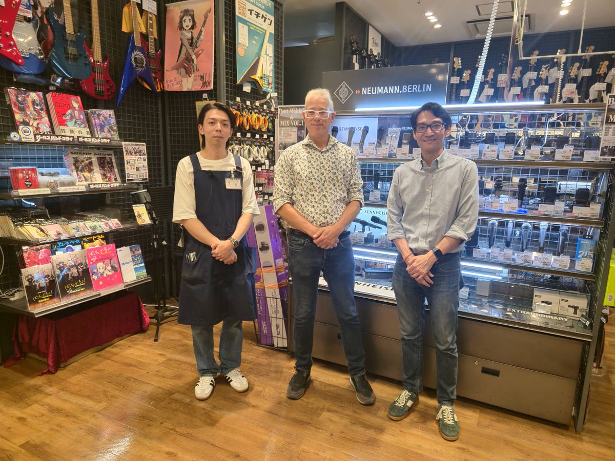 本日7月8日
SENNHEISER様のMark Hollman氏とVince Tan氏お二方にラゾーナ川崎店へお越しいただきました‼
短い時間ではございましたが、大変貴重なお時間となりました。
お話もたくさんできて、とても光栄です😄
<a href="/sennheiserjapan/">ゼンハイザー (JP)</a> <a href="/Sennheiser/">Sennheiser</a> <a href="/Neumann_Japan/">Neumann ノイマン</a> 
#SENNHEISER #Neumann