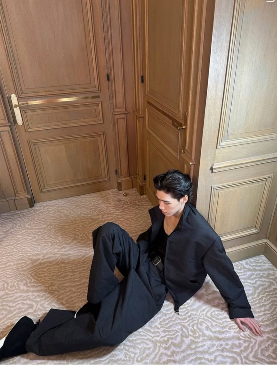 รูปนี้หล่อมาก ดูแพงมากอะ 

୨♡୧  PP KRIT X BALENCIAGA COUTURE 54 
#PPKritTakesParis2025 #ppkritt
#BalenciagaxPPKRIT #Balenciaga