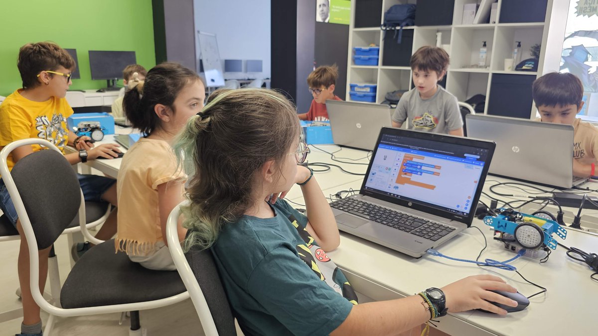 codelearn_es's tweet image. ¿Extraescolares de robótica o extraescolares de programación? Ambas suenan bien, ambas parecen prometedoras… pero no son lo mismo. ¿Cuál es mejor para tu hijo? ¿Por dónde empezar? codelearn.es/blog/que-es-me… #educación