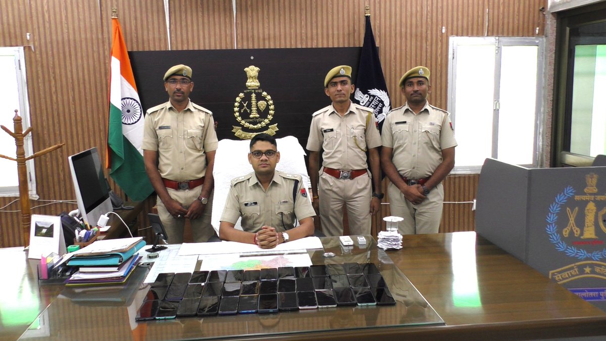 BalotraPolice's tweet photo. #Balotra: साईबर सैल बालोतरा की ‘ऑपरेशन साईबर शील्ड‘ के तहत बड़ी कार्यवाही।

गुम हुए 42 मोबाईल रिकवर, अनुमानित कीमत 6.3 लाख रूपये।

मोबाईल के वास्तविक मालिकों ने जताया पुलिस का आभार।

@PoliceRajasthan
@Igp_Jodhpur

#CyberShield #MobileRecovery #LostAndFound #BalotraPolice #Balotra https://t.co/LFmXKYEh7K
