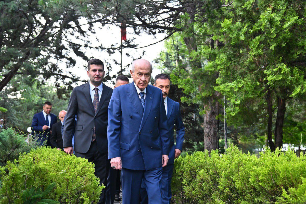 "Sokağa davet edeceğim günü ben bilirim, Mısır'daki meydanı izlediğiniz gibi izlersiniz" demişti Özgür Özel. 

Ölçüyü kaçırdığını görüyorum. Sokakta gezebilirsin, germeye gerek üretmeye gerek yok. Önüne geçen yok, haydi buyur sokak sokak gez de görelim, boyunun ölçüsünü alalım.