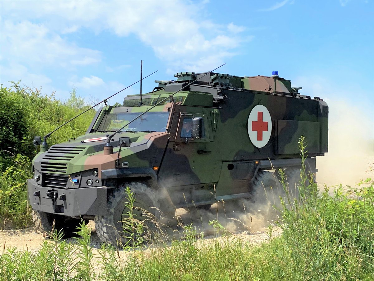 KdoMagazin's tweet image. Medic: General Dynamics European Land Systems (#GDELS) hat während der ILÜ San 2025 das neue mittlere geschützte Sanitätskraftfahrzeug #Eagle V 6×6 an die #Bundeswehr übergeben. Insgesamt sollen 80 mgSanKfz beschafft werden.