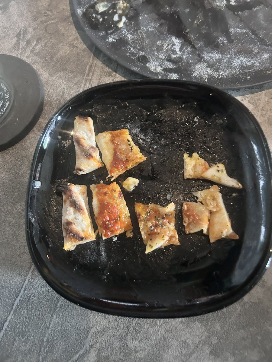 a_rf60's tweet photo. 舌ピ開けたばっかりでまだ痛くて、ピザ食べる時に切り刻んでたらﾁｬﾝ👈（行儀悪くてごめんて感じ😿😿）友達めっちゃｳｹてた https://t.co/mVSIsUQo6t