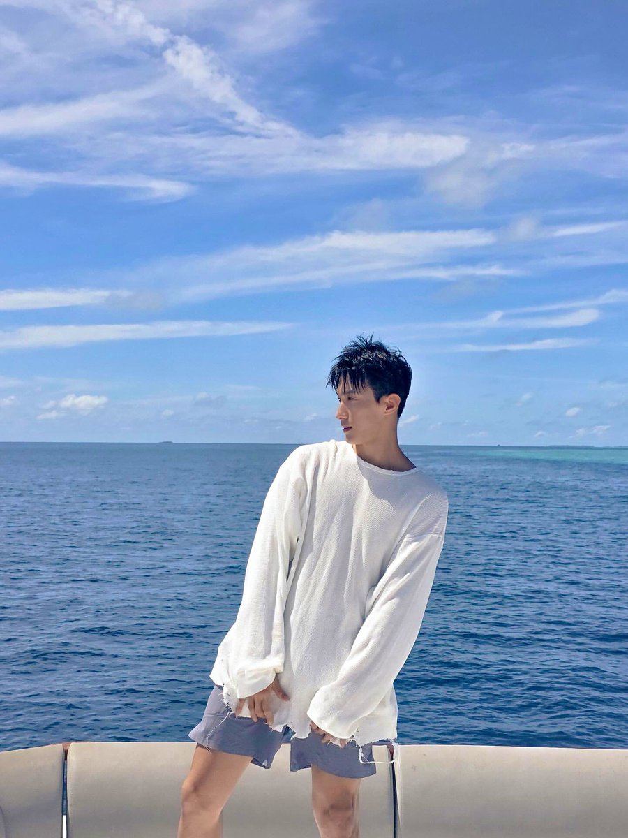 kyeomcherries's tweet image. i will never get tired of my favorite things: the blue sky, the blue sea..and you, my blue🩵