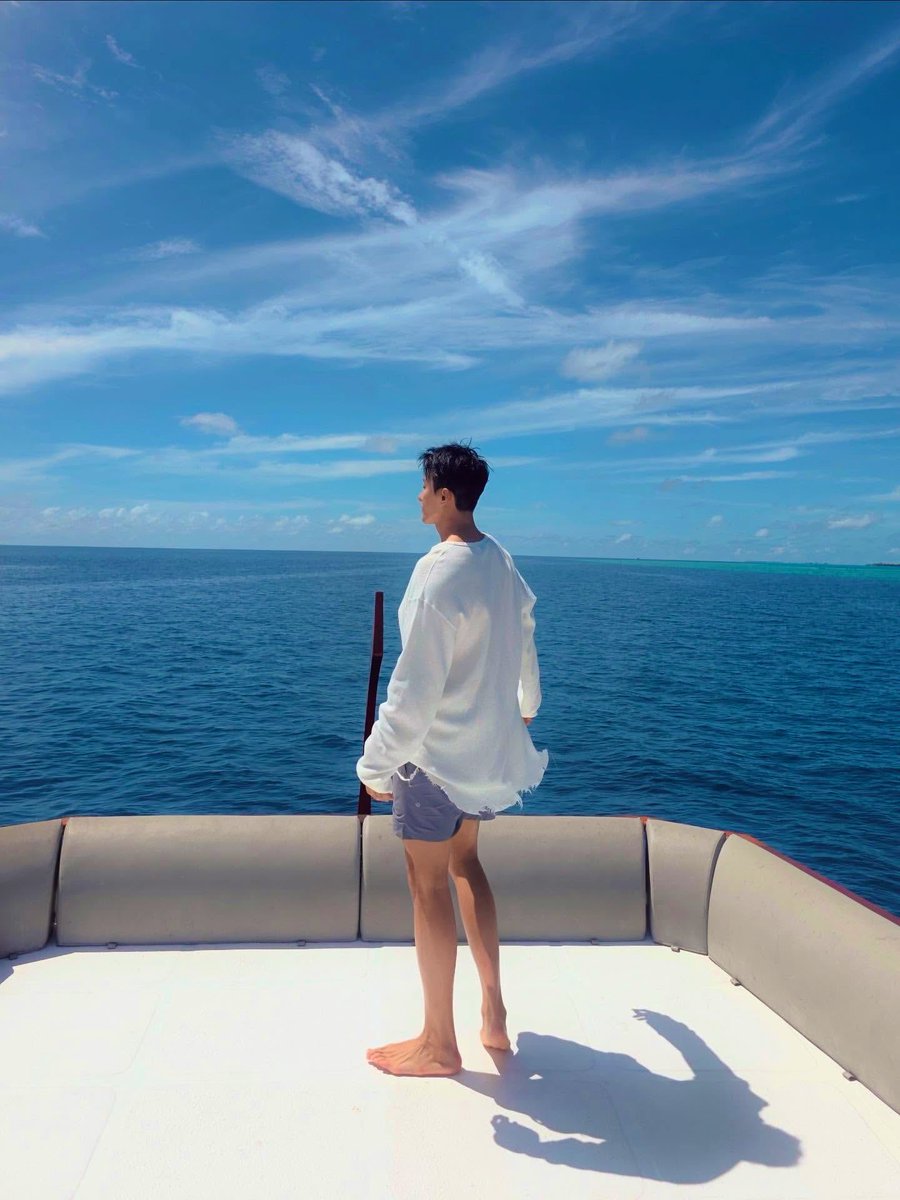 kyeomcherries's tweet image. i will never get tired of my favorite things: the blue sky, the blue sea..and you, my blue🩵