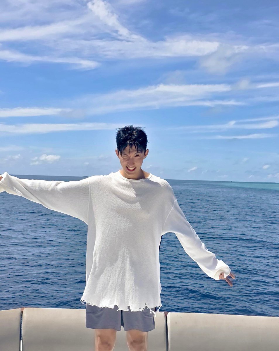 kyeomcherries's tweet image. i will never get tired of my favorite things: the blue sky, the blue sea..and you, my blue🩵