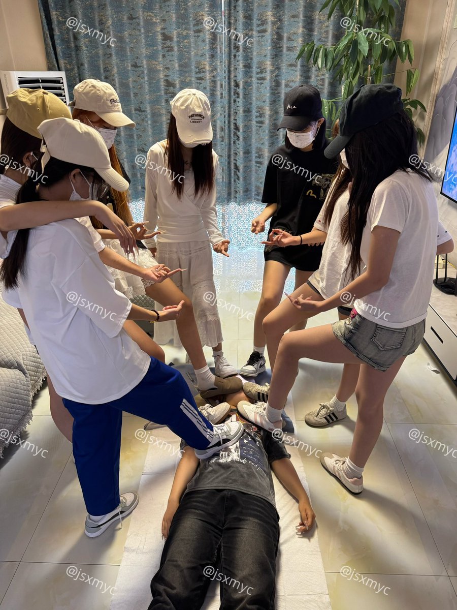 jsxmyc's tweet photo. 女M被一群比自己小很多的女学生们踩到脚底下，还要闻她们放学后的臭脚。#女m #女奴 https://t.co/9DKgys4WsO
