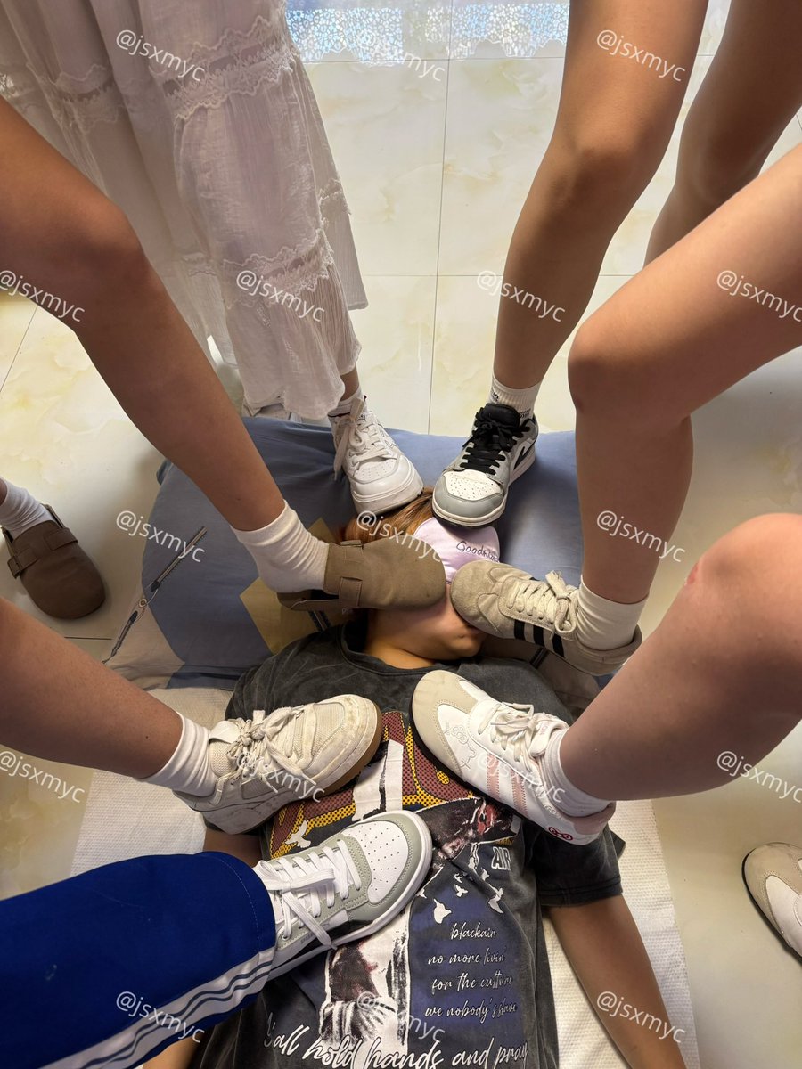 jsxmyc's tweet photo. 女M被一群比自己小很多的女学生们踩到脚底下，还要闻她们放学后的臭脚。#女m #女奴 https://t.co/9DKgys4WsO