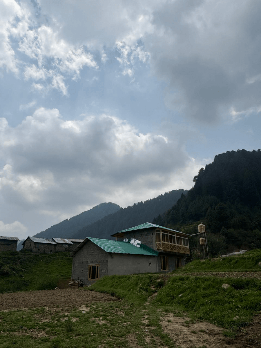 siddharthvij_'s tweet image. tell me this is the dumbest idea ever...
i take 10 designers to Bir, Himachal Pradesh for 4 days.
teach them all I know about running a design agency.
and plan the craziest trip they've ever been to.