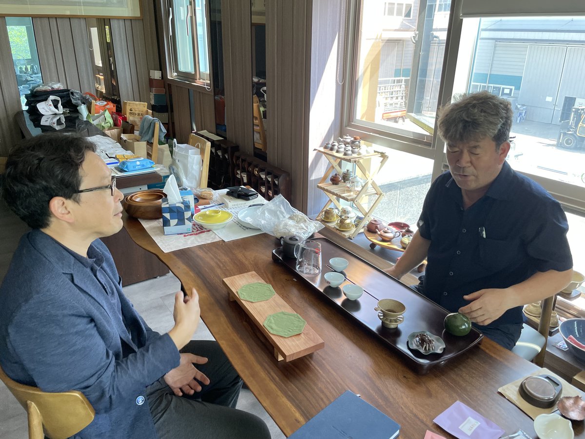 고용협력기업 탑창호공사(주) 방문

한국법무보호복지공단 경남서부지소(지소장 정순찬)는 7월 2일(수) 고용협력기업 탑창호공사(주)(대표 문성국)를 방문하여 보호대상자 채용 정보 공유 및 취업지원사업 활성화 방안 등을 논의하였다.