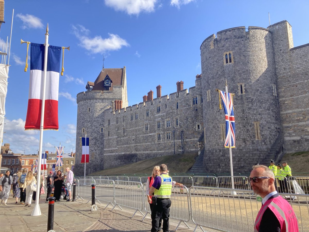 Valérie Gas (@vggas) on Twitter photo Windsor aux couleurs de la France en attendant l’arrivée de <a href="/EmmanuelMacron/">Emmanuel Macron</a> #VisitedEtat Windsor aux couleurs de la France en attendant l’arrivée de <a href="/EmmanuelMacron/">Emmanuel Macron</a> #VisitedEtat