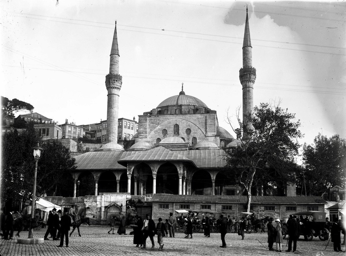 enesaluc's tweet photo. Dijital olarak https://t.co/Fklwah1xC2 adresinden arama yaptırarak fotoğraflara ulaşılabiliyor.

1.Süleymaniye Camii
2.Gülnuş Emetullah Sultan Türbesi
3.Çoban Mustafa Paşa Külliyesi yakınında bir ev
4.Üsküdar Mihrimah Sultan Camii https://t.co/dRfZmfFRdr