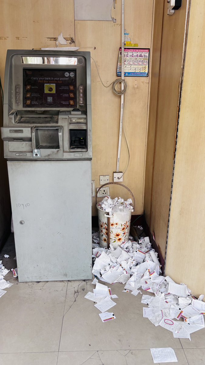 saditya035's tweet photo. @pnbindia care to clean your Rani Bagh ATM in New Delhi 110034 Or it’s dump yard with no air conditioning and yet tries to compete with private players in the bank https://t.co/dxHNOUu7zH