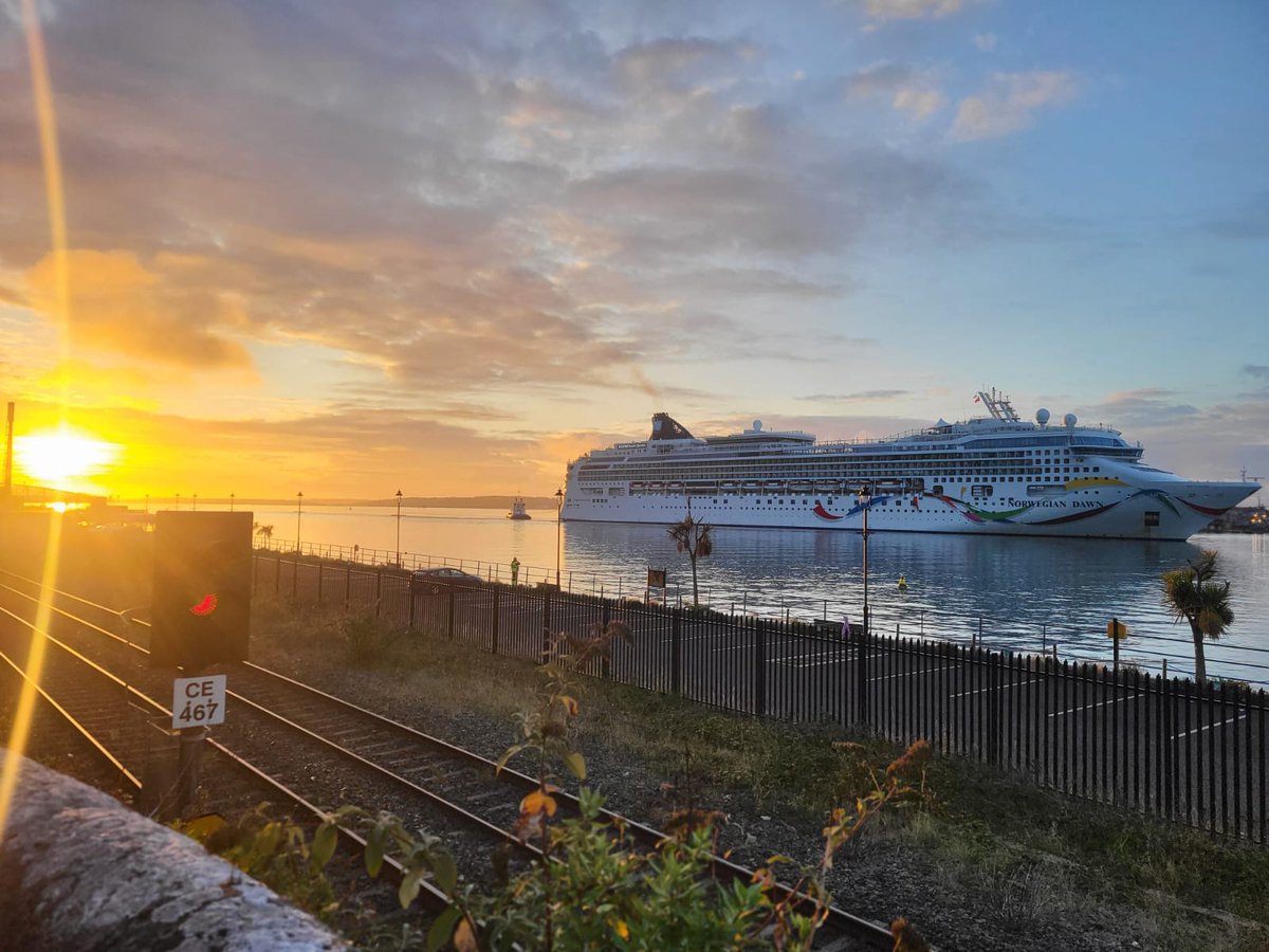 PortofCork's tweet image. 🌅 The Norwegian Dawn returns to Cobh this Thursday!
Throwback to a breathtaking arrival of the Norwegian Dawn in Cobh, captured in full bloom and glowing under a spectacular sunrise. We look forward to welcoming this beautiful vessel back to our harbour once again.
📸 Hendrick…