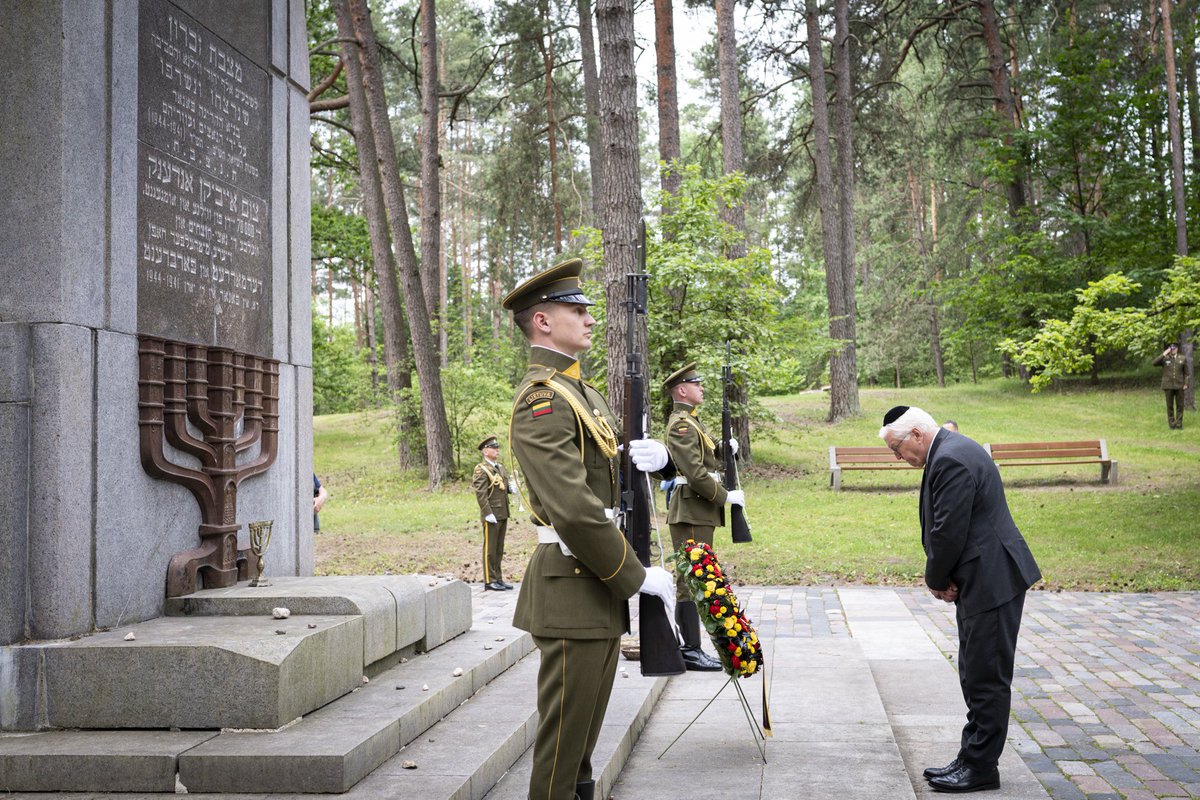 🇱🇹🇩🇪 Kranzniederlegung an der Nationalen Gedenkstätte für die Opfer des Kampfes für die Unabhängigkeit und an der Holocaust-Gedenkstätte Paneriai.

Fotos: Bundesregierung/Guido Bergmann